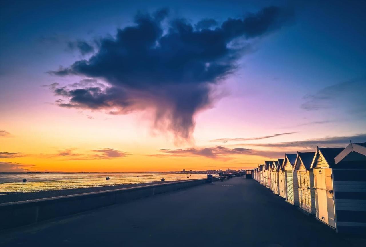 Seafront Suites - Close To Beach, Train Station & Southend Airport サウスエンド・オン・シー エクステリア 写真