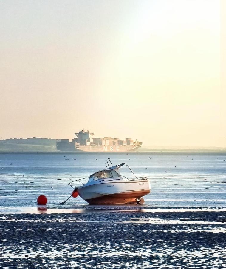 Seafront Suites - Close To Beach, Train Station & Southend Airport サウスエンド・オン・シー エクステリア 写真