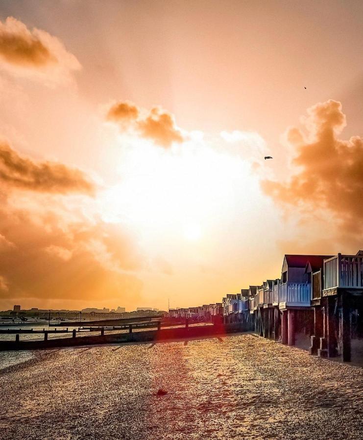 Seafront Suites - Close To Beach, Train Station & Southend Airport サウスエンド・オン・シー エクステリア 写真